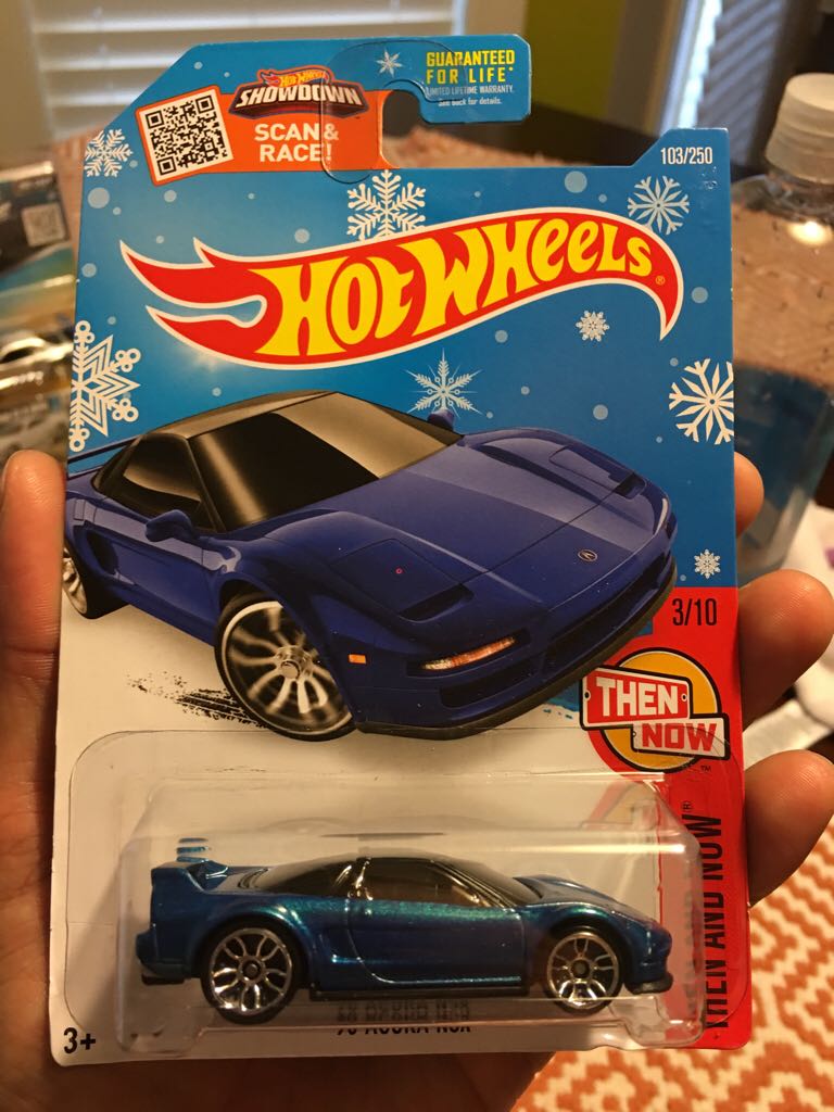 TOMICA 017 - Nissan Cube