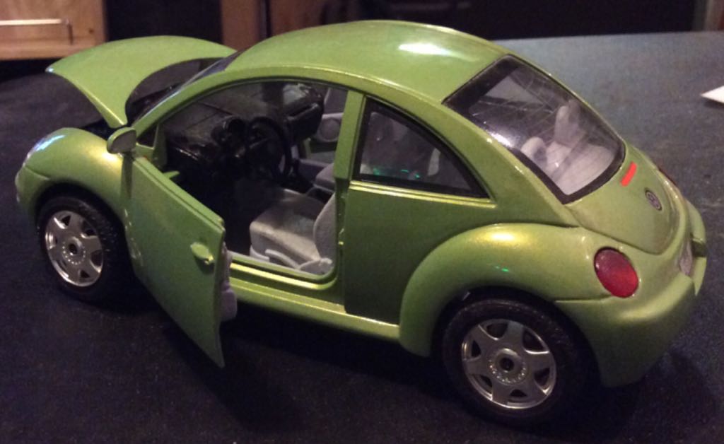 1998 Volkswagen New Beetle  toy car collectible - Main Image 2