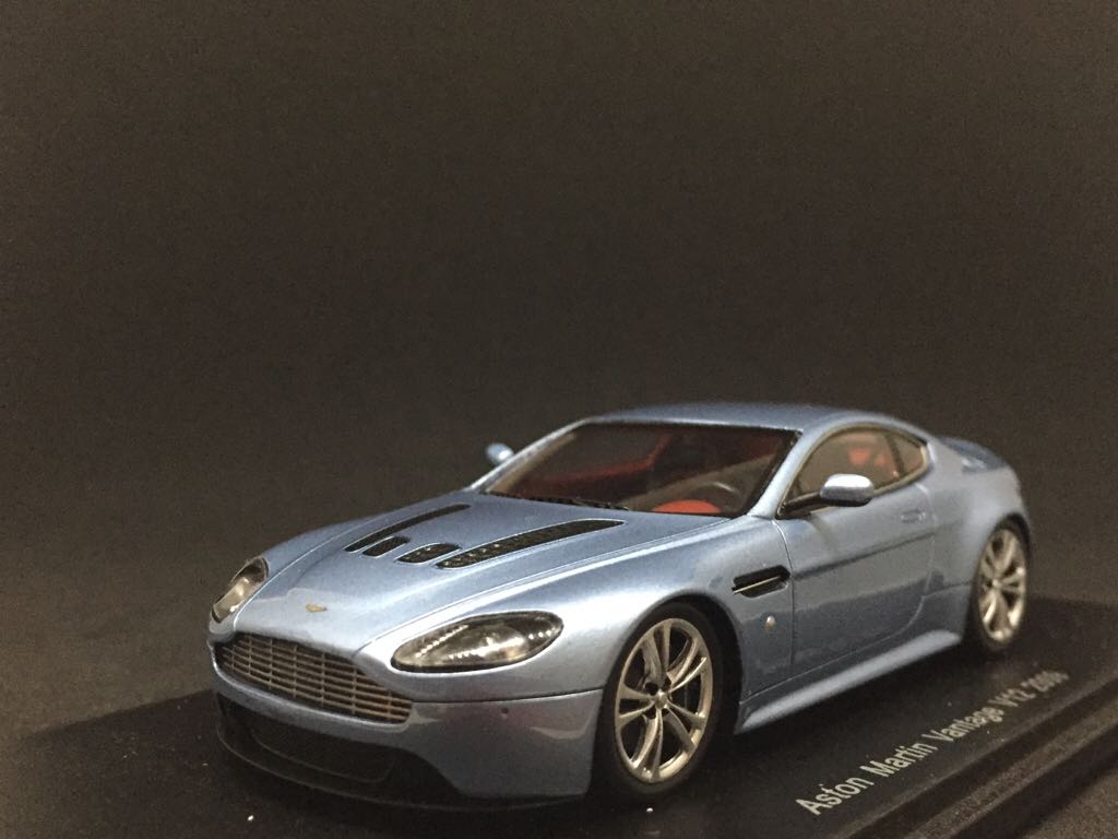 Aston Martin V12 Vantage - Spark toy car collectible - Main Image 2