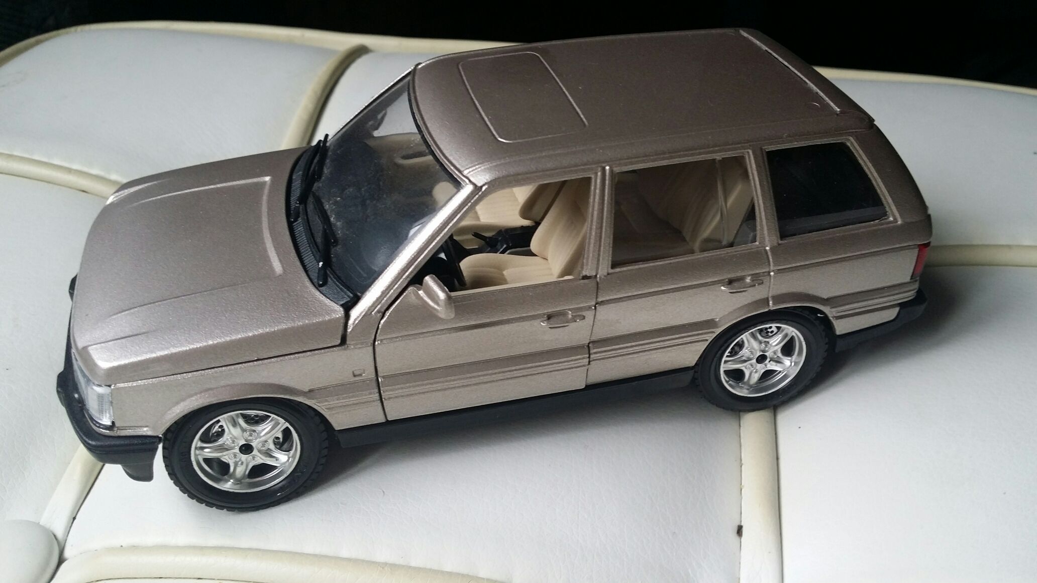 LAND ROVER 2001  toy car collectible - Main Image 1