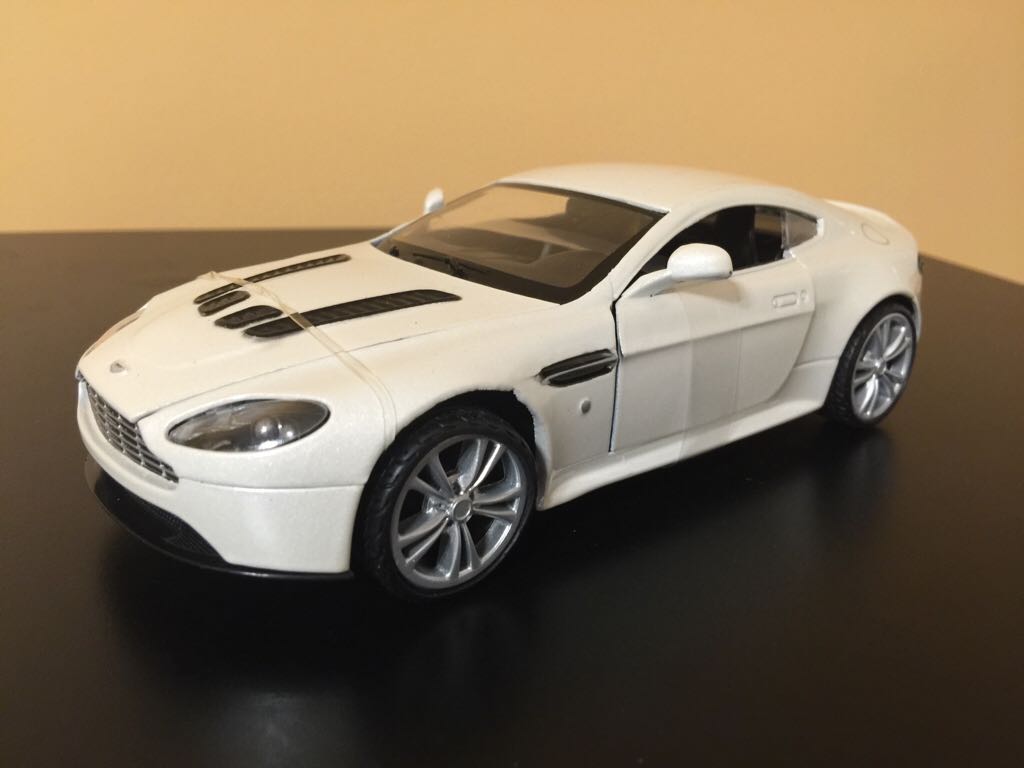 Aston Martin - Motor Max toy car collectible - Main Image 1