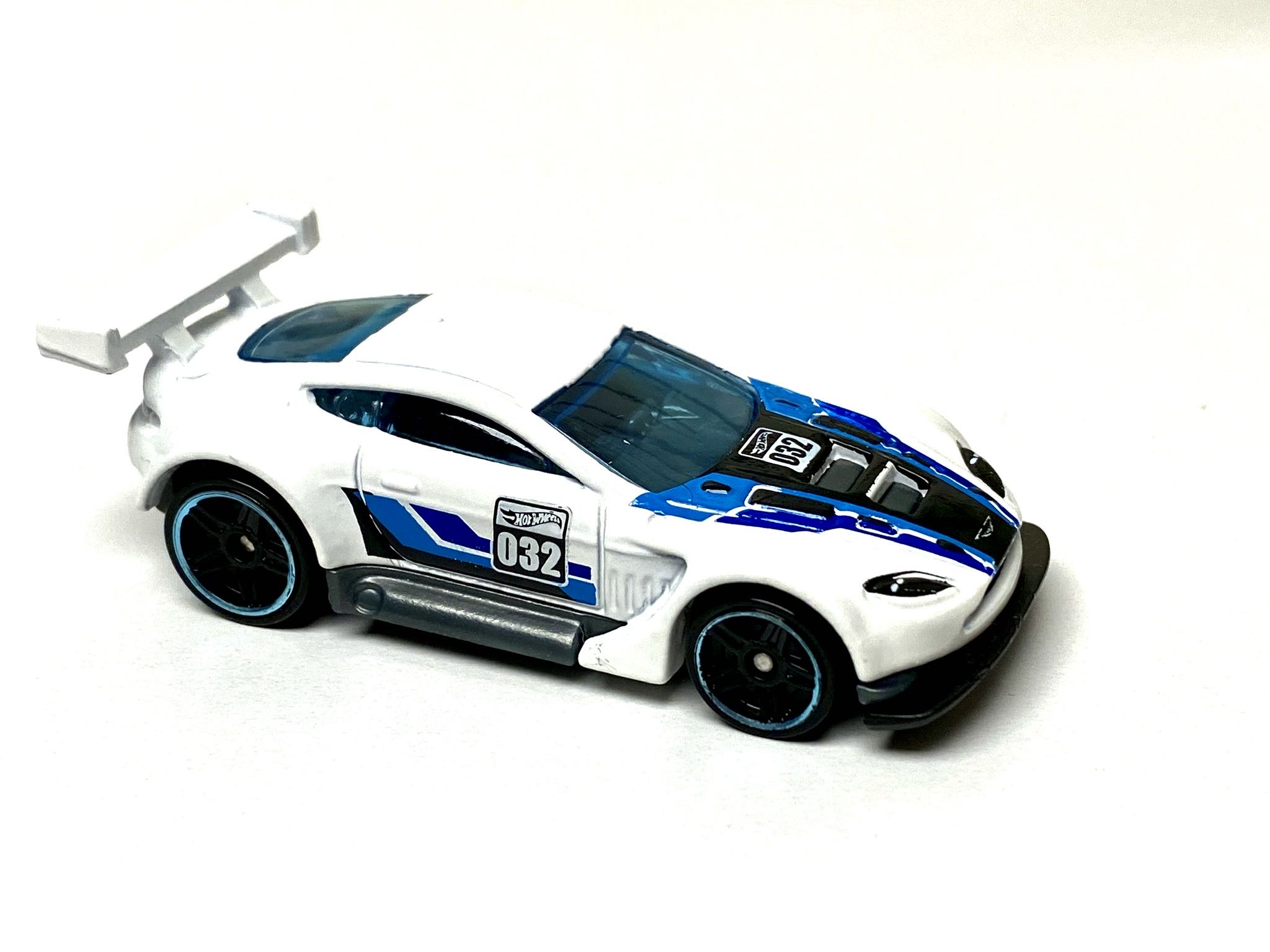 Aston Martin Vantage GT3 - 2016 - HW Mild To Wild toy car collectible - Main Image 3