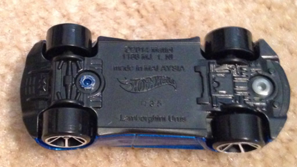 Lamborghini Urus - 2016 Hot Wheels HW Hot Trucks toy car collectible - Main Image 2