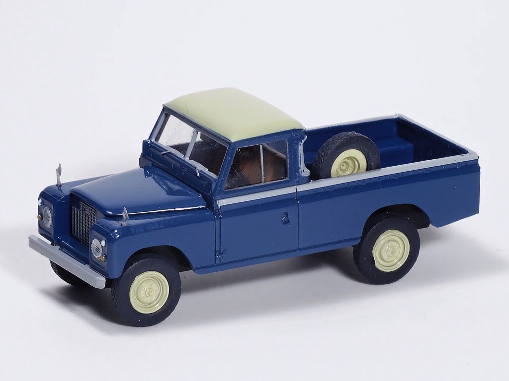 109 Pritsche - Land Rover toy car collectible - Main Image 2