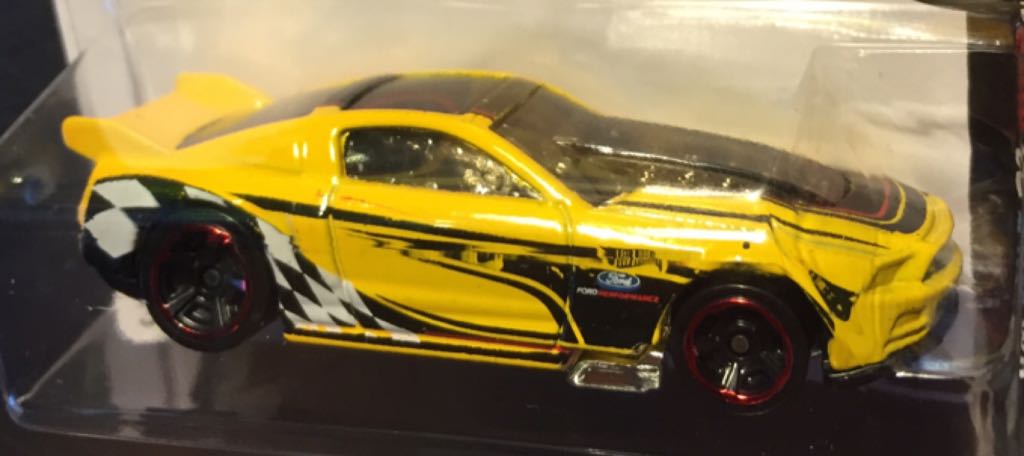 Ford Mustang GT 2013 - HW Mild To Wild toy car collectible - Main Image 2