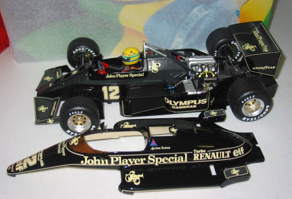 Lotus JPS 97T 1:12 toy car collectible - Main Image 2