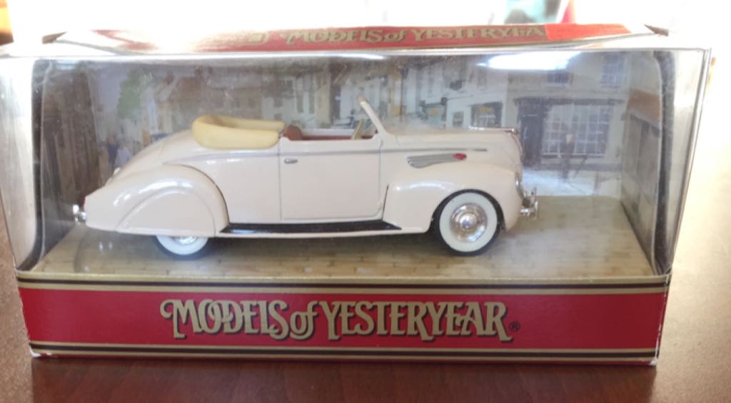 Lincoln Zephyr 1938 - Matchbox Models Of Yesteryear toy car collectible - Main Image 2