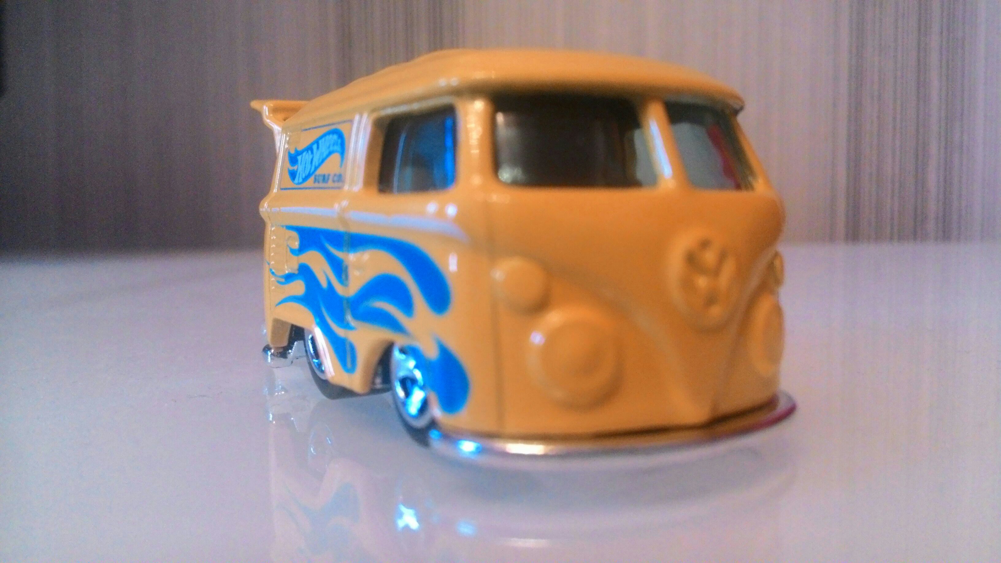 Volkswagen Kool Kombi - Volkswagen 5-Pack toy car collectible - Main Image 2