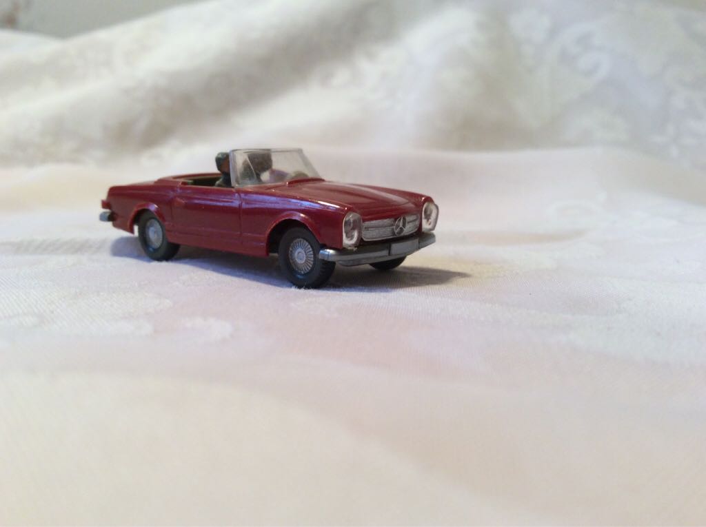 230 SL - Mercedes-Benz toy car collectible - Main Image 1
