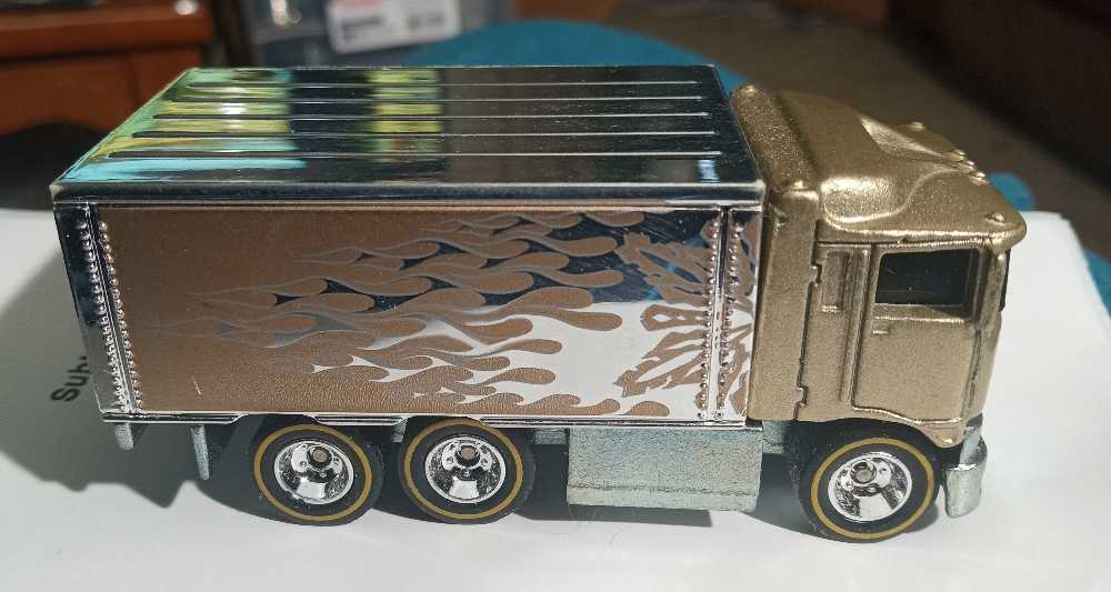 Hiway Hauler (Holiday Rods)(Gold) - 2007 Holiday Rods toy car collectible - Main Image 2