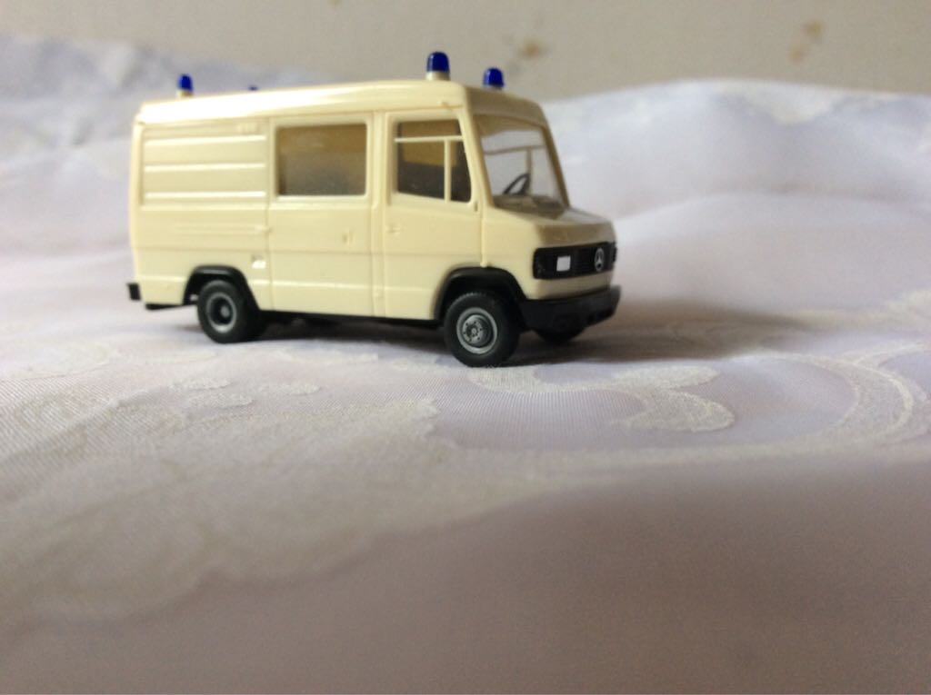 T2 Vario Rettungswagen - Mercedes-Benz toy car collectible - Main Image 1