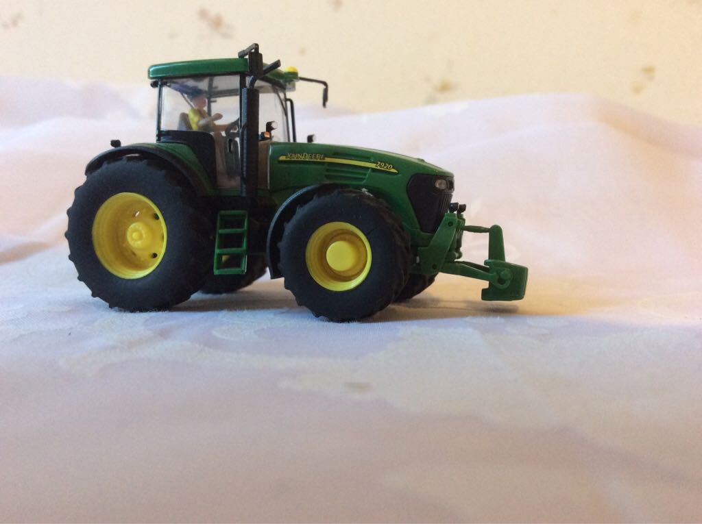 7920 - John Deere toy car collectible - Main Image 1