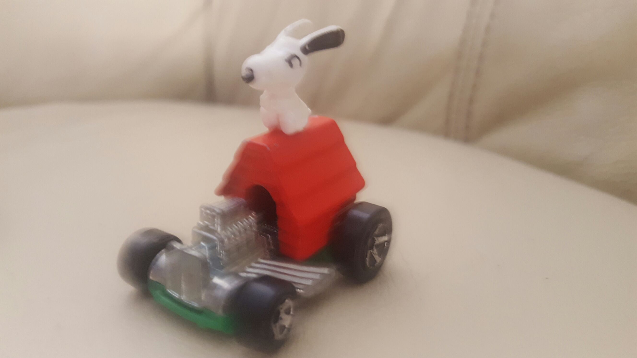 Peanuts (Snoopy) - HW Screen Time toy car collectible - Main Image 2
