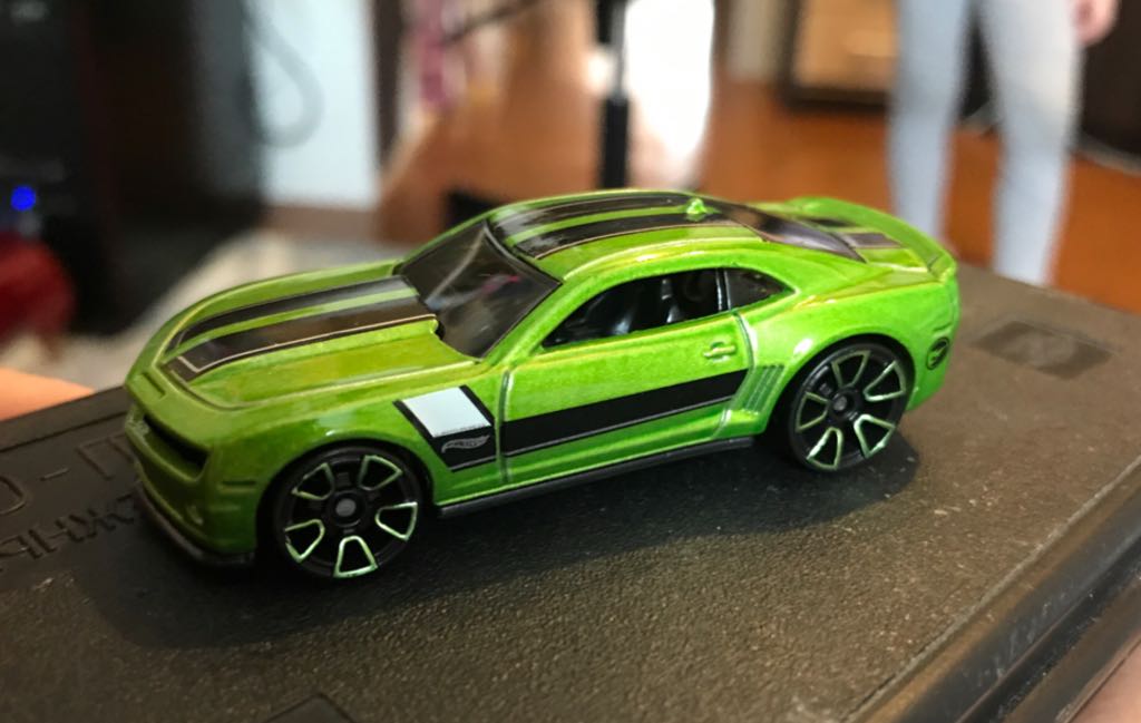 2020 Hot Wheels Chevy Camaro TH - 2020-HW DREAM GARAGE toy car collectible - Main Image 2