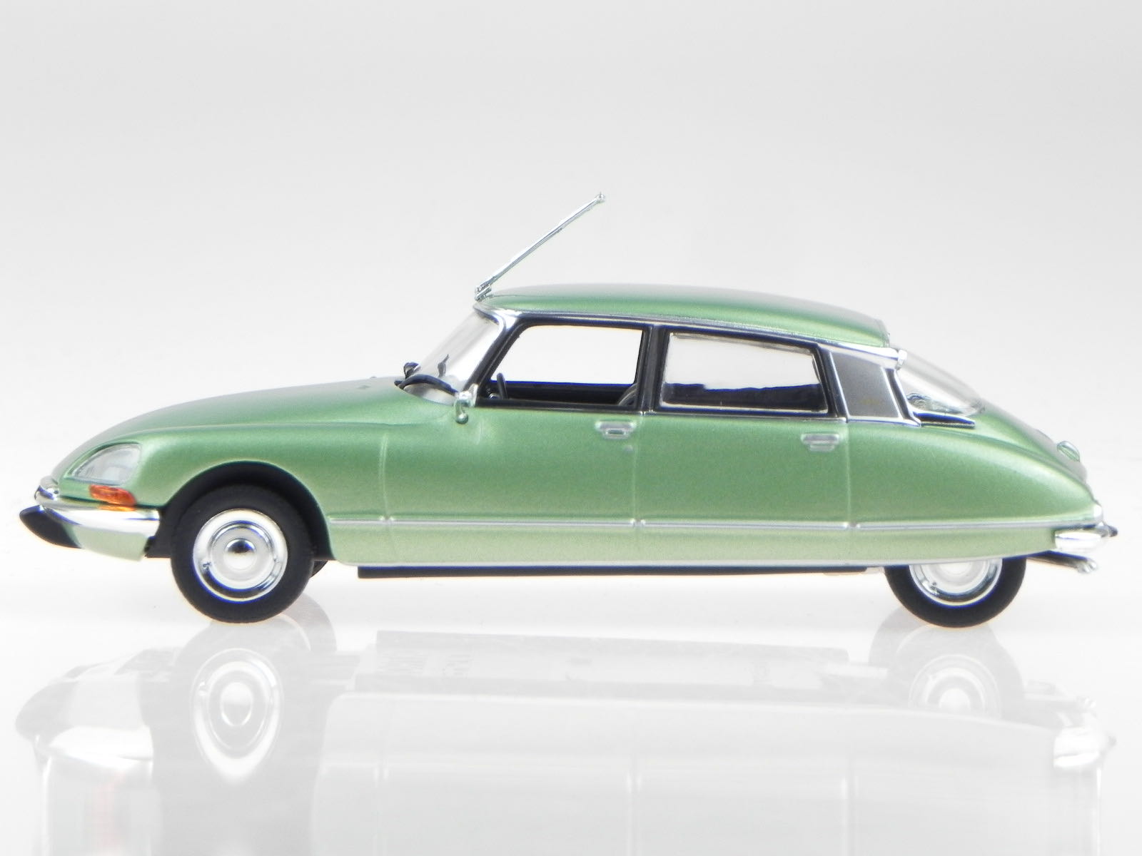 Citroën DS 21 Pallas - Classicos 1/18 toy car collectible - Main Image 3