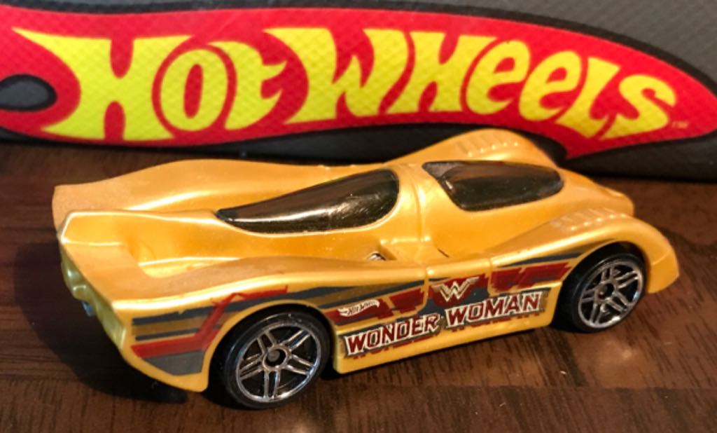 Power Pistons - Batman v Superman toy car collectible - Main Image 2