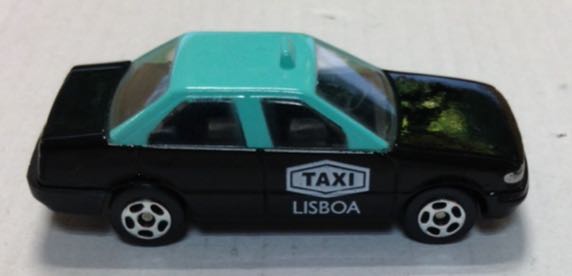 Taxi Tsuru Lisboa Negro Con Toldo Verde - Gashaball toy car collectible - Main Image 2