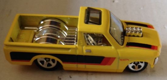 Camioneta Pick Up Custom 72 Chevy  Amarilla - Hot Wheels toy car collectible - Main Image 2