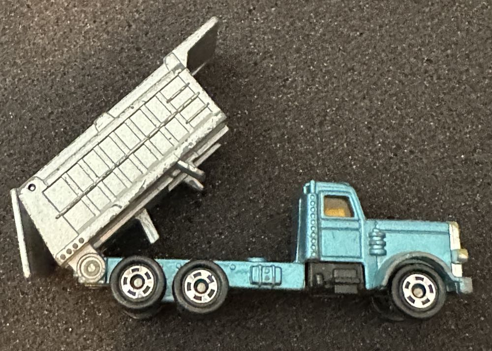 American Truck Camion De Volteo Azul Metalico - Tomica toy car collectible - Main Image 4