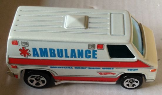 Ambulancia Medical Response Unit Blanca - Hot Wheels toy car collectible - Main Image 2