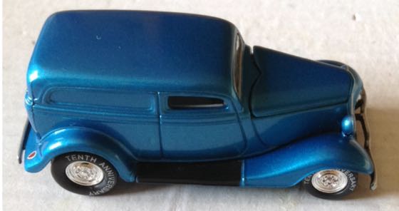 Carcacha Azul Sin Ventanas Traseras Con Medallon - Johnny Lightning toy car collectible - Main Image 2