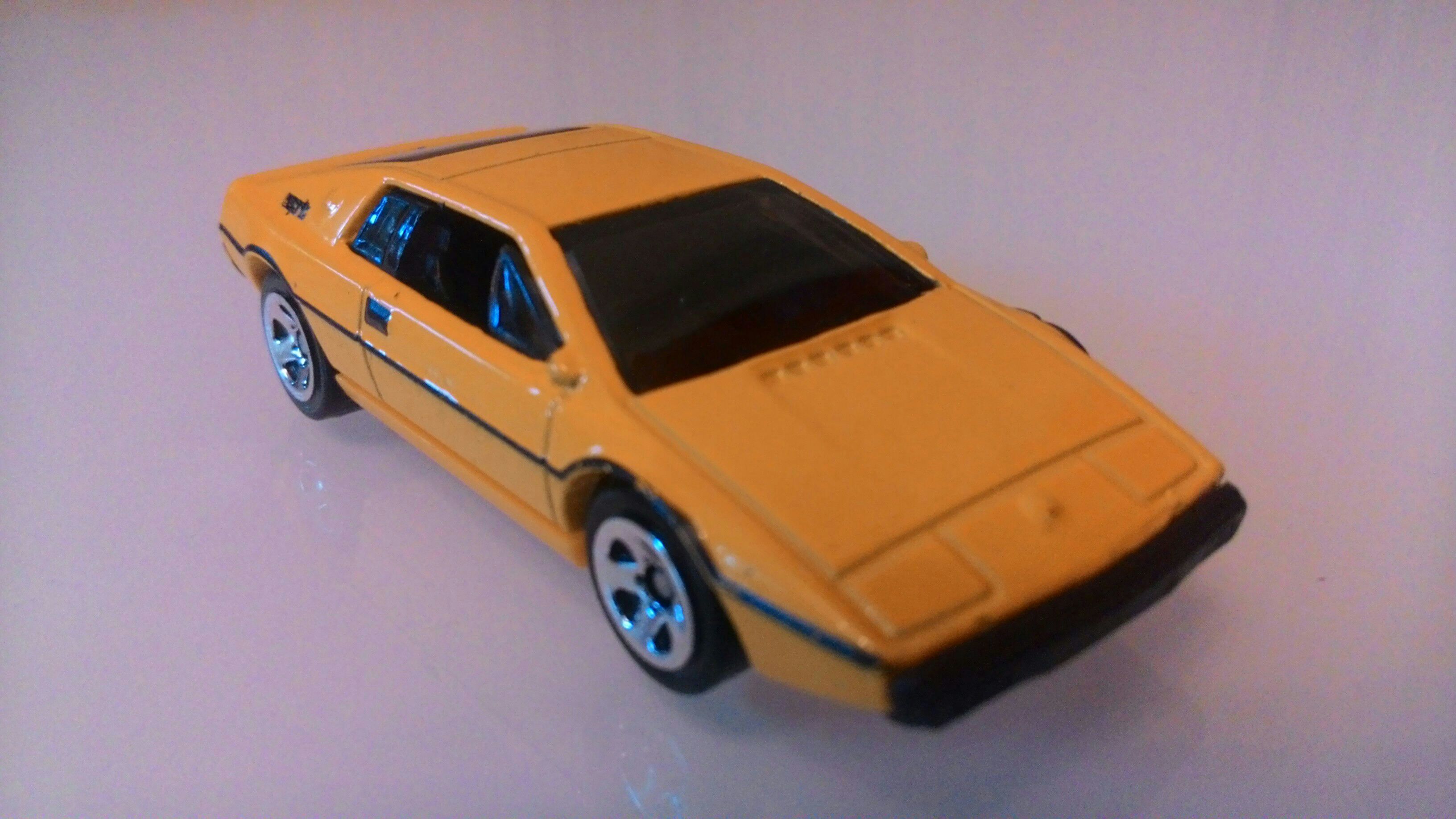 Lotus Esprit S1 - HW Exotics toy car collectible - Main Image 2