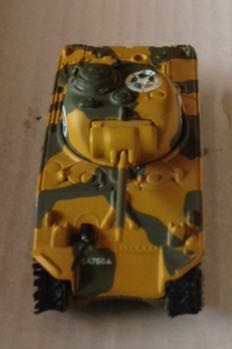 Tanque Amarillo Oscuro Con Camuflaje Verde Y Cañon Mediano - Johnny Lightning toy car collectible - Main Image 1
