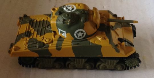 Tanque Amarillo Oscuro Con Camuflaje Verde Y Cañon Mediano - Johnny Lightning toy car collectible - Main Image 2