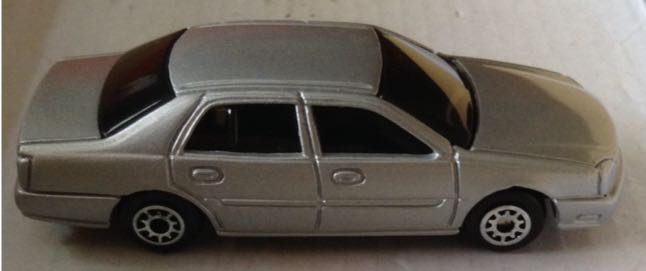 Cadillac De Ville DTS Gris - Maisto toy car collectible - Main Image 2