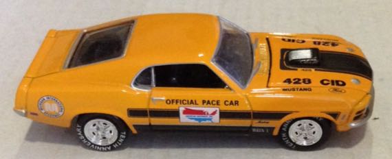 Mustang Mach 1 Amarillo Oficial Peace Car - Johnny Lightning toy car collectible - Main Image 2