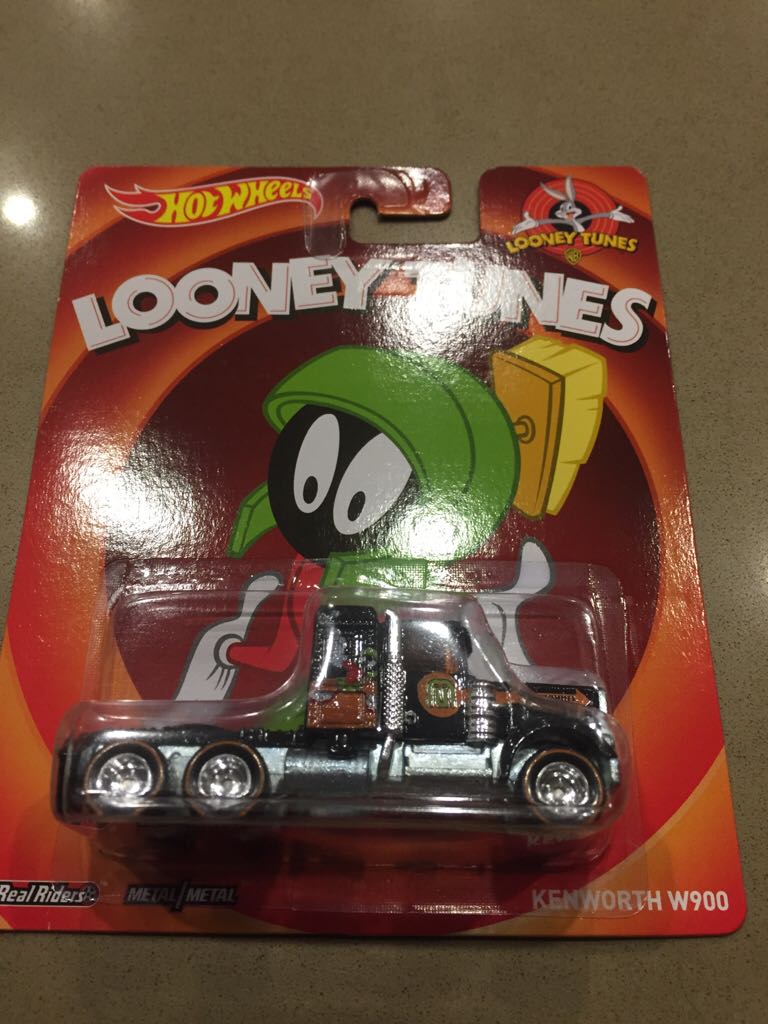 Looney Tunes/Kenworth W900 toy car collectible - Main Image 1