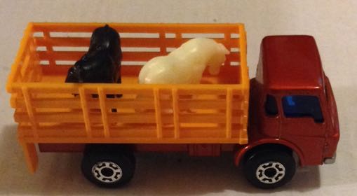Cattle Truck Naranja Con Dos Toros - Machtbox toy car collectible - Main Image 2