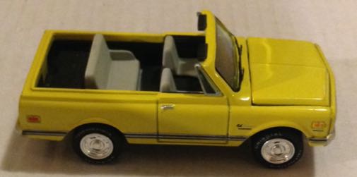 Chevy Blazer Amarilla - Johnny Lightning toy car collectible - Main Image 2