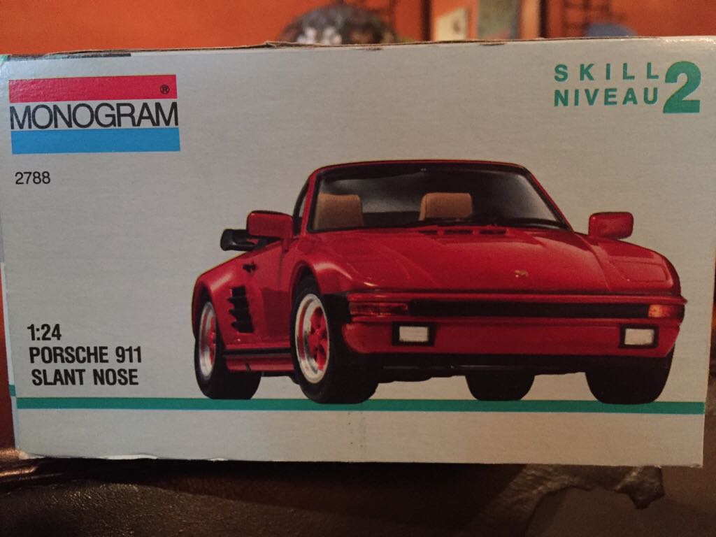 Monogram Skill Niveau 2 Porsche 911  toy car collectible - Main Image 2