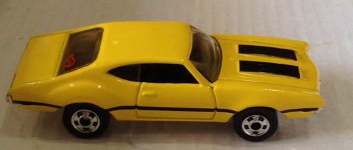 Warner Amarillo - Hot Wheels toy car collectible - Main Image 2