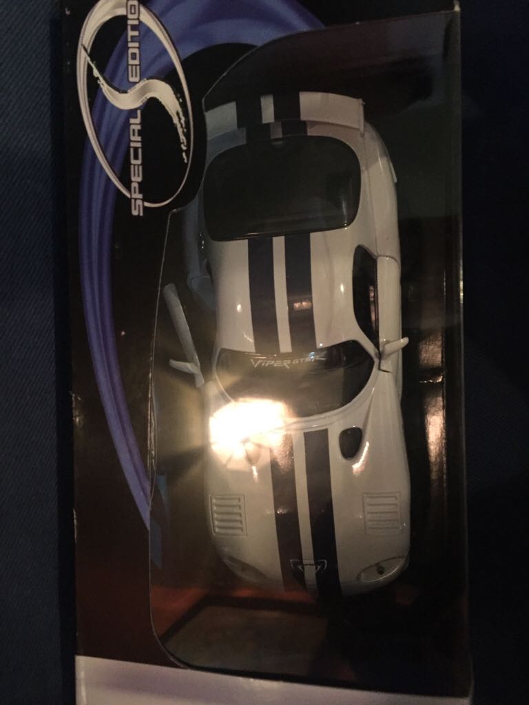 Special Edition 1:24 Dodge Viper GT2  toy car collectible - Main Image 2