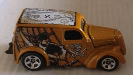 Camioneta GM    Isle  Of Hot Wheels Dorada - Hot Wheels toy car collectible - Main Image 2