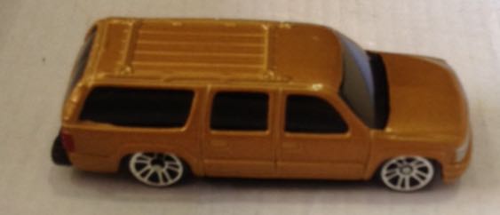 Suburban Dorada  - Maisto toy car collectible - Main Image 2