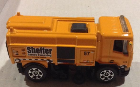 Street Cleaner Amarillo - Machtbox toy car collectible - Main Image 2
