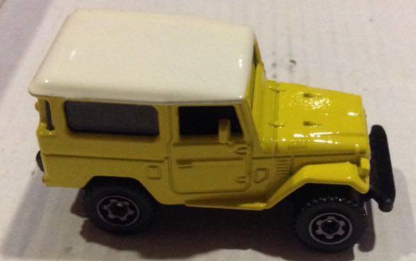 Toyota Land Cruiser Amarillo - Machtbox toy car collectible - Main Image 2