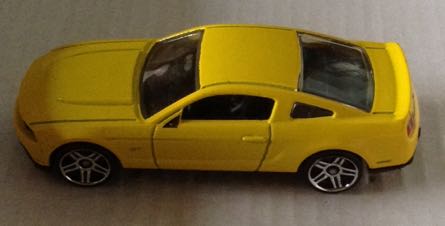 Ford Mustang GT Amarillo - Hot Wheels toy car collectible - Main Image 2
