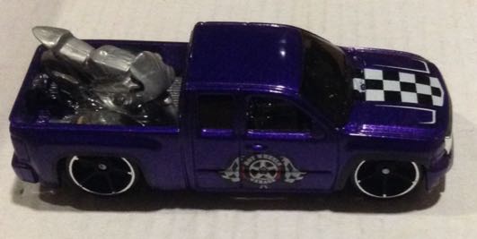 Chevy Silverado Morada - Hot Wheels toy car collectible - Main Image 2