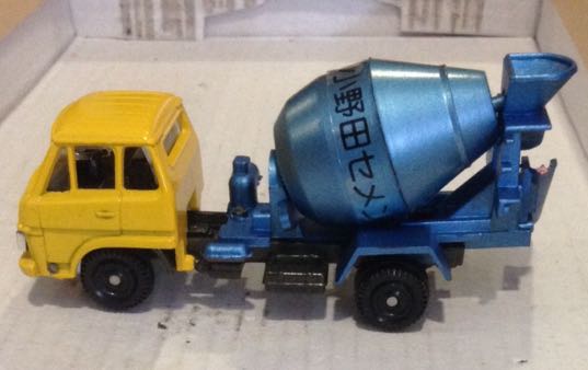 Revolvedora De Cemento Japonesa Amarilla Y Azul - Mad Max toy car collectible - Main Image 2