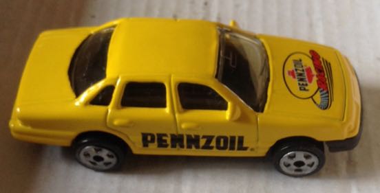 Ford Crown Victoria Pennzoil Amarillo - Golden Wheel toy car collectible - Main Image 2