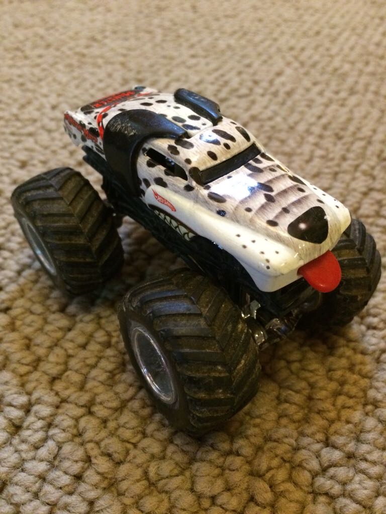 Hot Wheels Monster Jam Monster Mutt  toy car collectible - Main Image 1