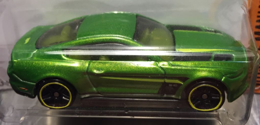 Ford Mustang GT 2015 - HW Muscle Mania toy car collectible - Main Image 2