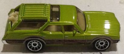 Oldsmobile Vista Crusier Verde Y Madera - Hot Wheels toy car collectible - Main Image 2