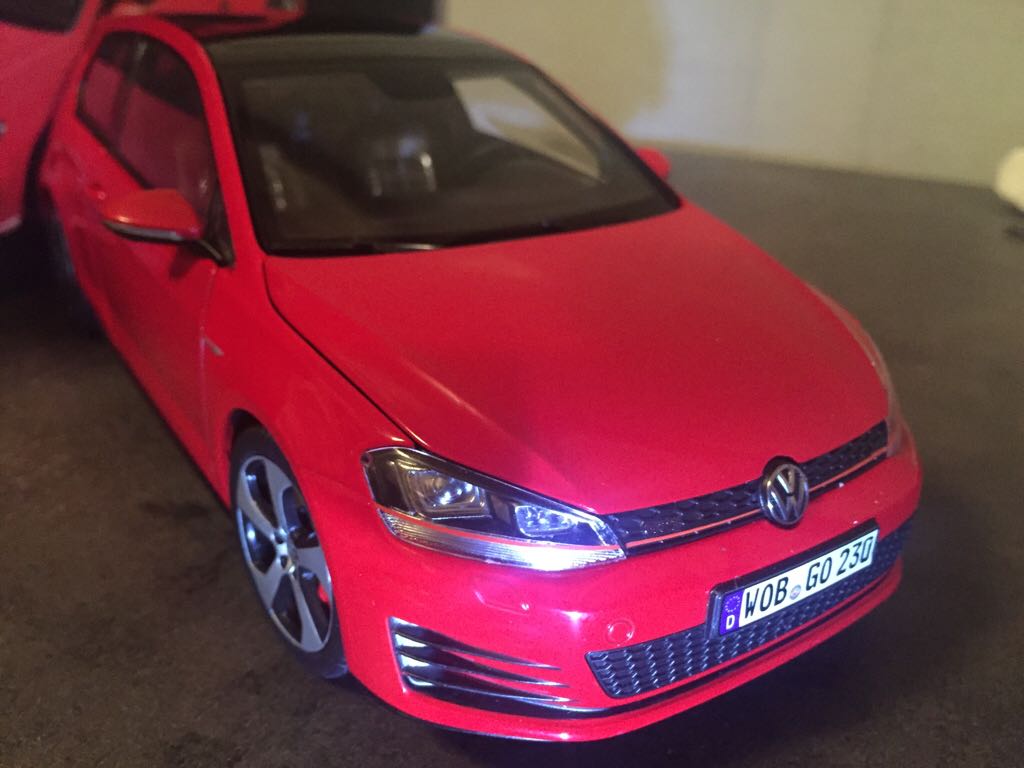 VW Golf GTI VII - Dealer Box toy car collectible - Main Image 1