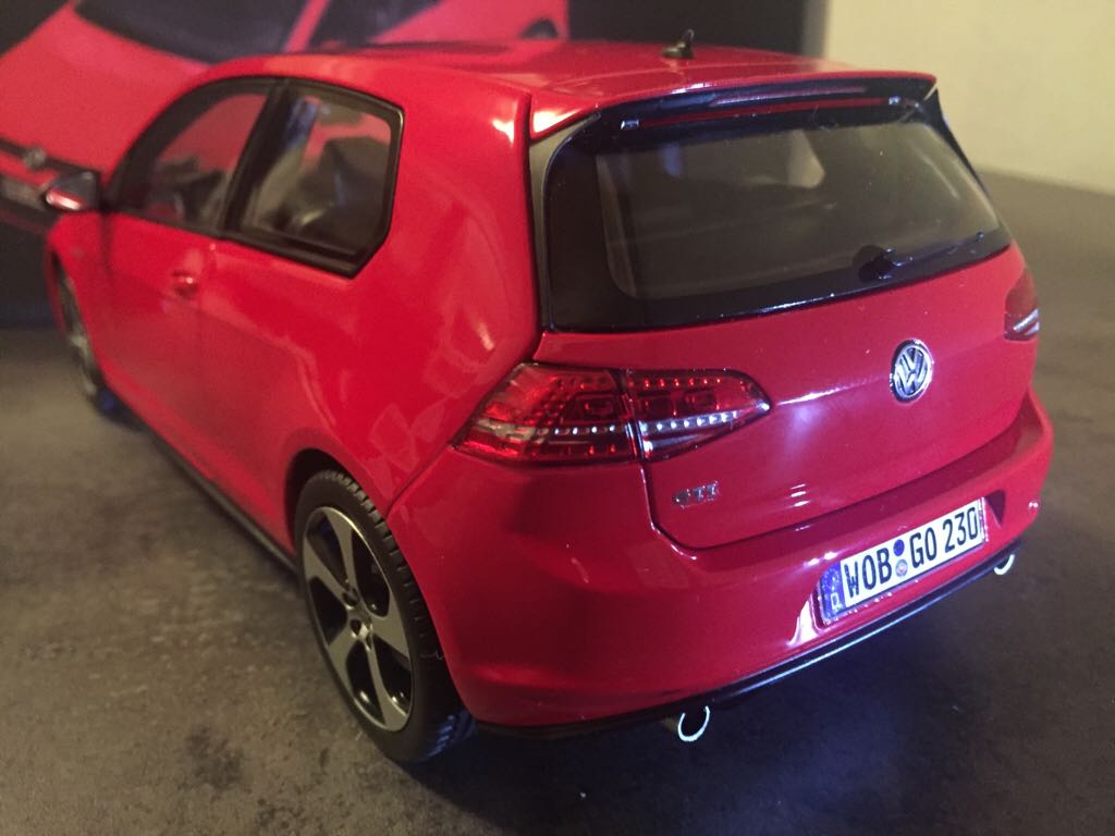 VW Golf GTI VII - Dealer Box toy car collectible - Main Image 2