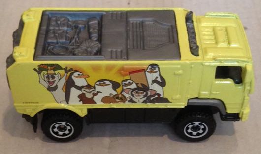 Desert Thunder V16 Pinguinos Madagascar Amarillo - Machtbox toy car collectible - Main Image 2